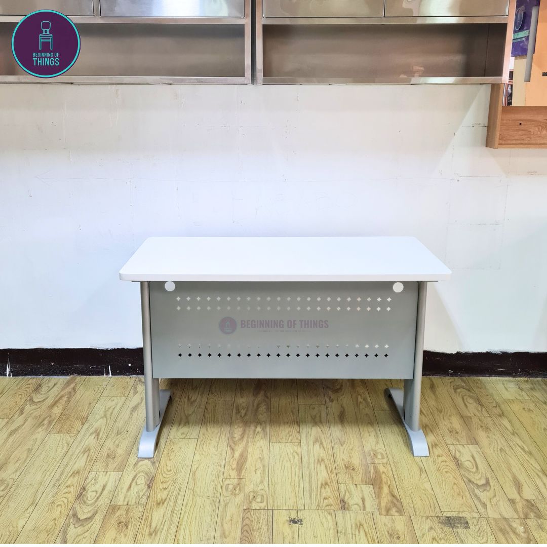 Jenner 90 x 60 cm Freestanding Office Table with Silver Metal Leg