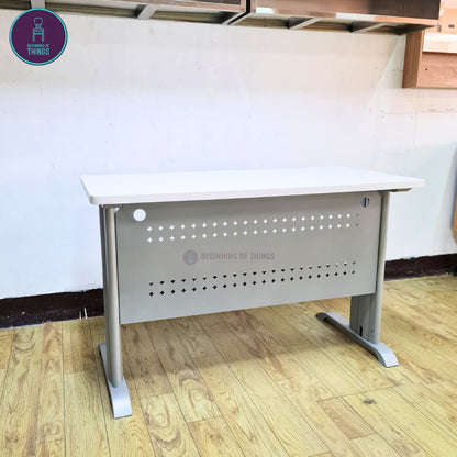 Jenner 90 x 60 cm Freestanding Office Table with Silver Metal Leg