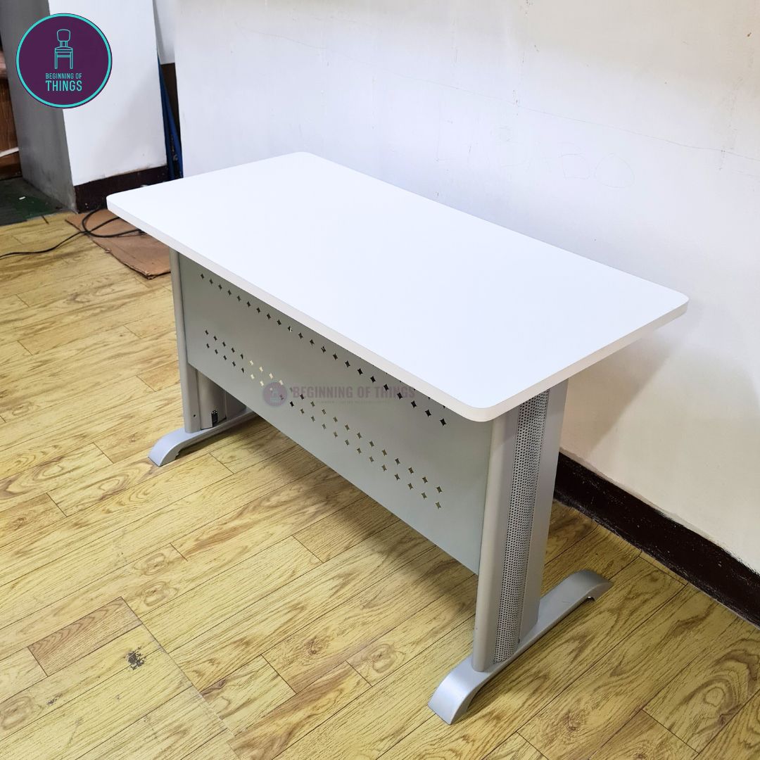 Jenner 90 x 60 cm Freestanding Office Table with Silver Metal Leg