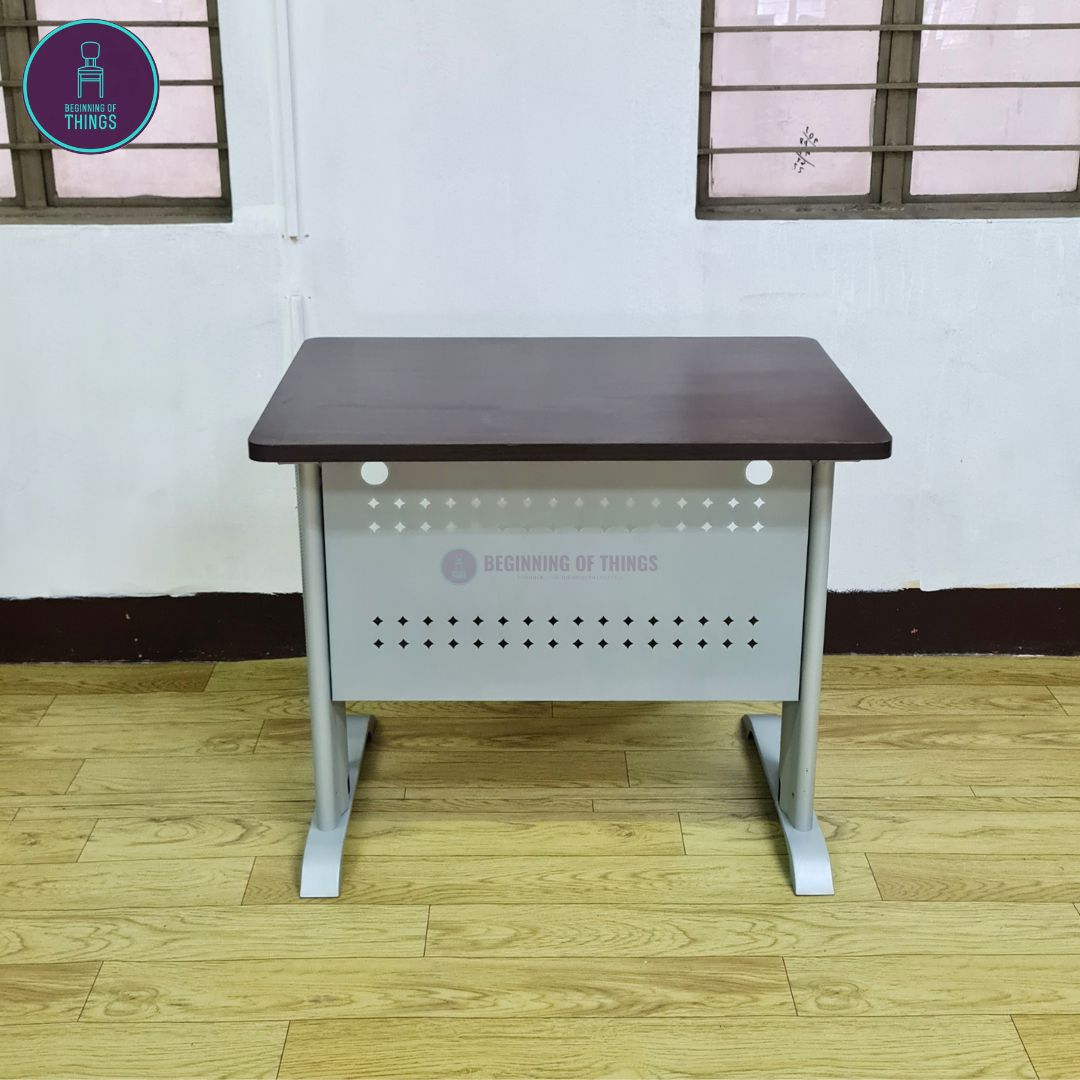 Jenner 90 x 60 cm Freestanding Office Table with Silver Metal Leg